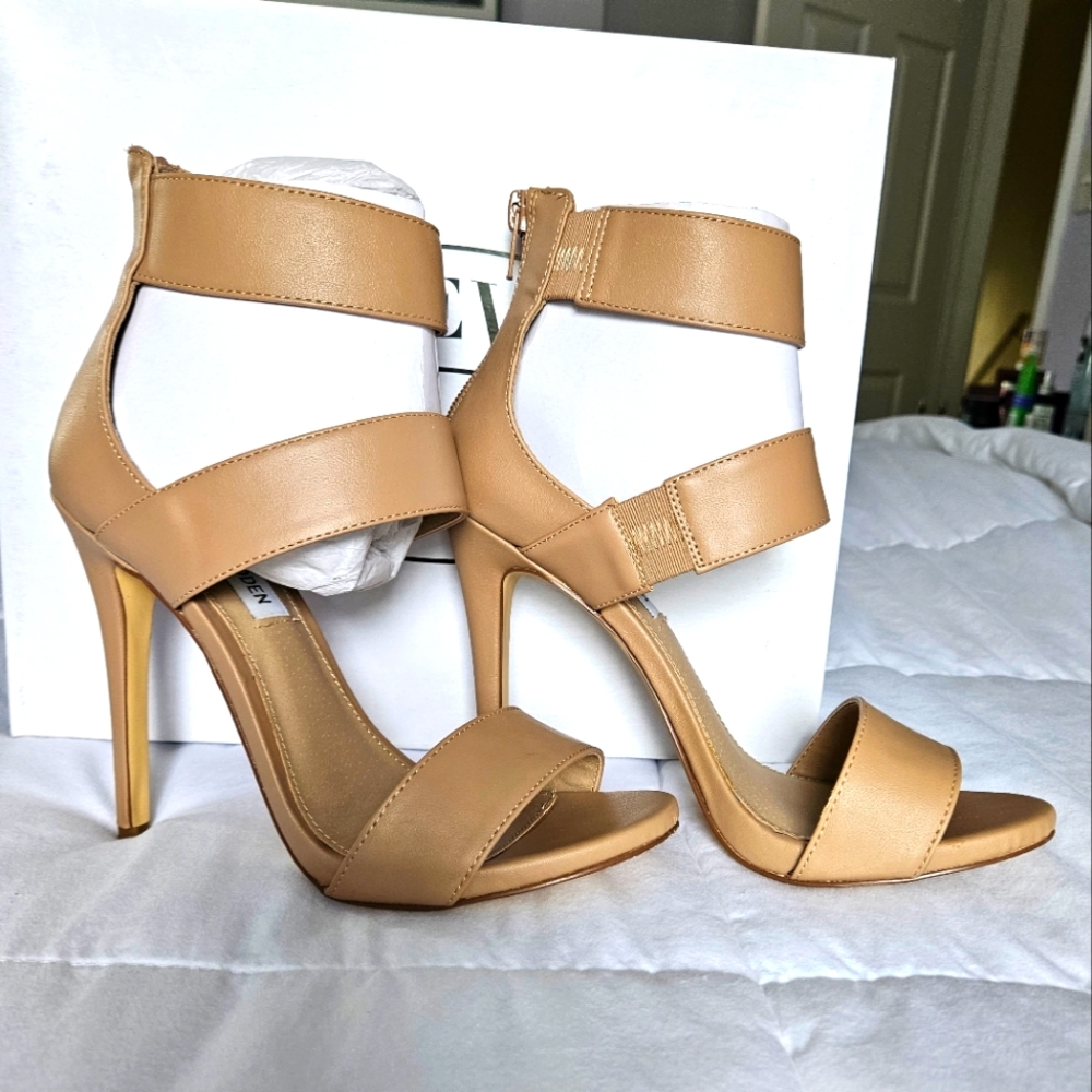 Authentic Steve Madden strappy sandals, like new!
